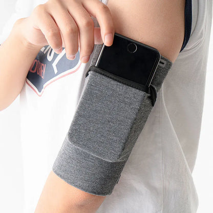Adjustable Running Phone Holder with Earphone Compartment – Fits Arm Sizes 26-42 cm, Compatible with iPhone and Galaxy