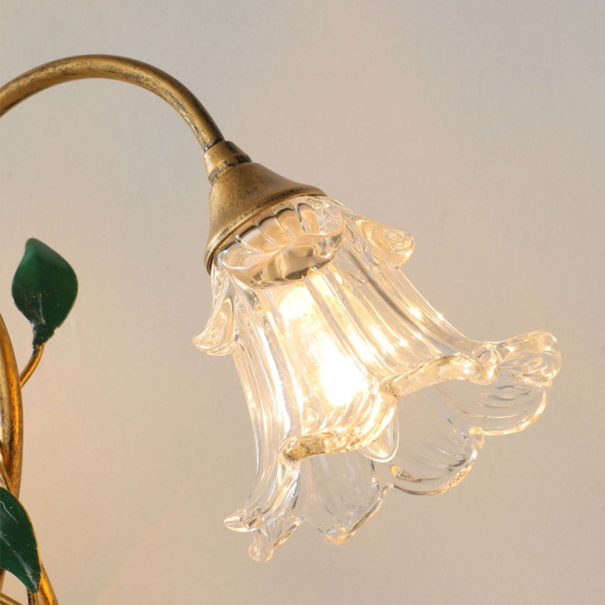 LuxePetals - French-Inspired Flower Table Lamp